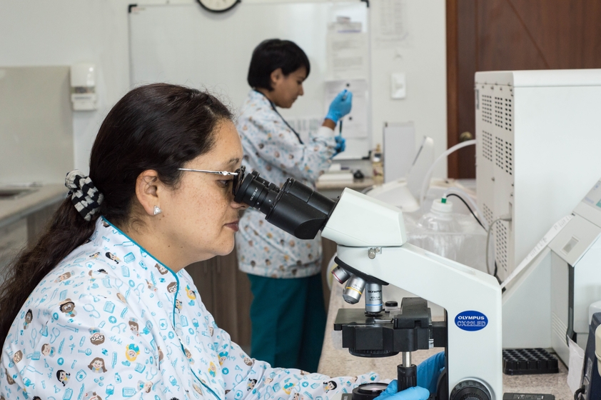 wanita di bidang ilmu sains menggunakan mikroskop
