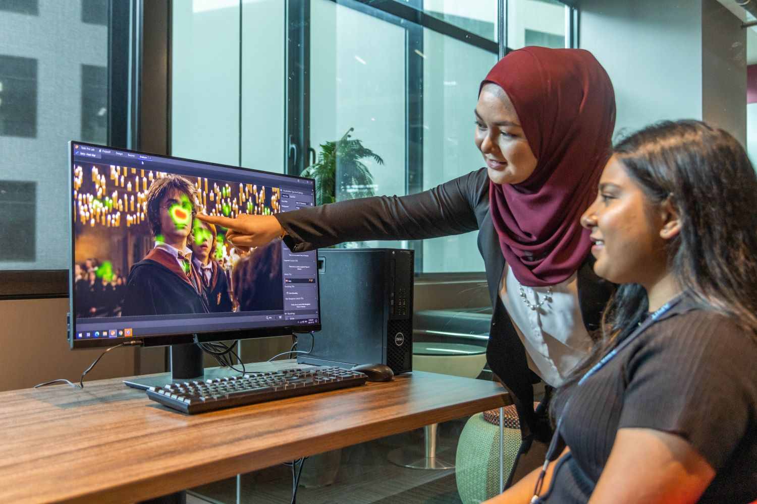 APU students working together in a computer lab.
